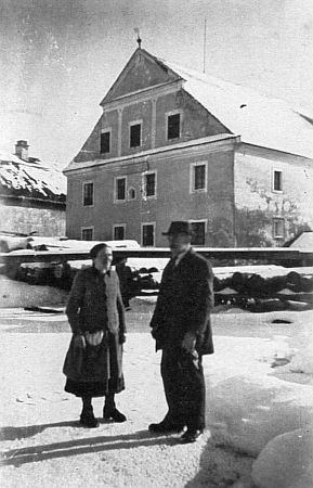 Se svou ženou Marií před rodným mlýnem na snímku z roku 1944 (viz i Rudolf Jungbauer)