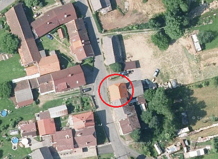 Dům čp. 83 ve "Staré" Dlouhé Vsi podle leteckého snímku z roku 2015 dosud stojí