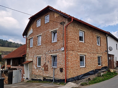 Dům čp. 83 ve "Staré" Dlouhé Vsi na snímku z roku 2026