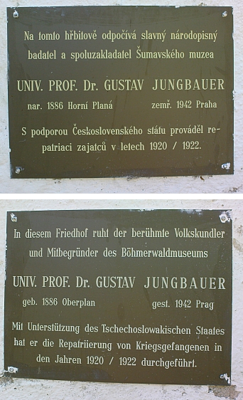 Pamětní tabule na zdi hřbitova v Horní Plané zastupuje někdejší hrob Gustava Jungbauera na něm před jeho poválečnou devastací