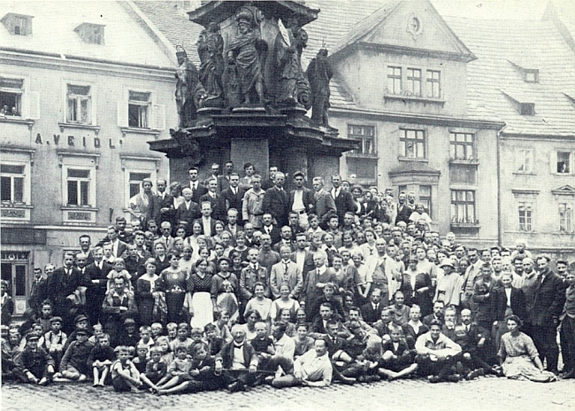 Na snímku z akce zvané "Böhmerlandwoche" v Lokti roku 1921, kde uprostřed prvé řady stojících
 vidíme Hanse Watzlika, stojí tu vpravo vedle dámy v klobouku i Dr. Gustav Jungbauer