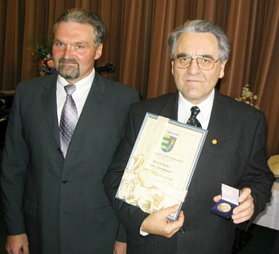 Pře převzetí "Bürgermedaille" obce Niederschönenfeld v roce 2004 se starostou Peterem Mahlem