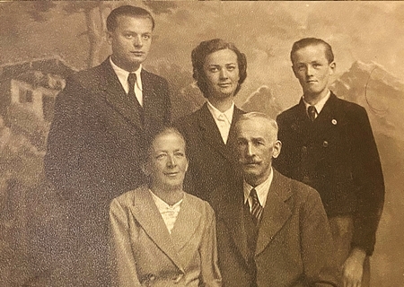 S rodiči Marií a Johannem a sourozenci Emmou a Fritzem roku 1946 po příchodu do Mittenwaldu