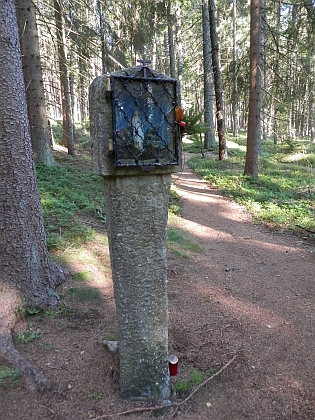 Výklenková kaplička vytesaná ve skále pod vrcholem Královského kamene, zachycená i na kresbě výše, a boží muka při cestě k němu