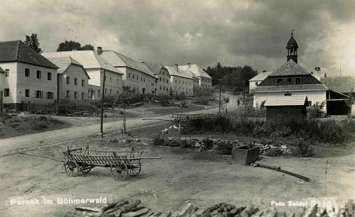 Pernek, zářící ještě fasádami selských stavení na pohlednici Josefa Seidela...