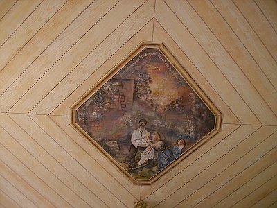 Dnešní stav interiéru a pohled na nástropní malbu  s motivem požáru obce v roce 1931