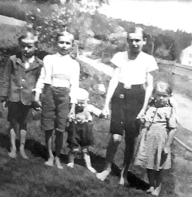 Franz Jungwirth (1928-2012), další z jeho bratří, je tu zachycen čtrnáctiletý se svými sourozenci (sestra Maria se narodila 10. ledna 1937)