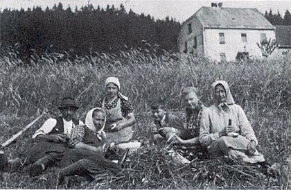 Žně 1940 pod někdejší lesovnou ve Vyšších Hodonicích