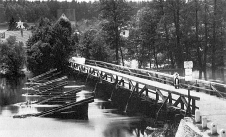 Most přes Lužnici, jak asi vyhlížel roku 1922 za Kafkova pobytu v Plané nad Lužnicí, kdy prý po něm spisovatel snad i denně chodíval