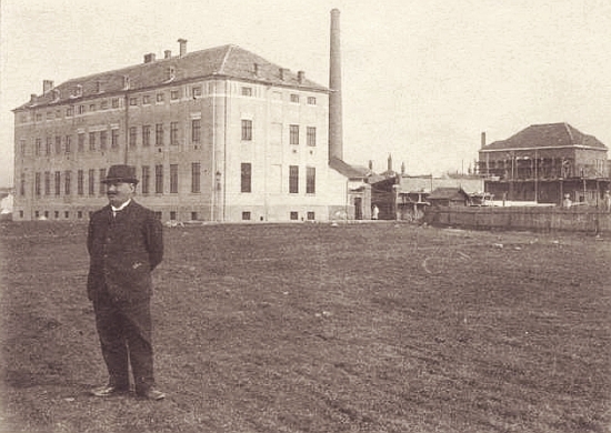 Před svou továrnou