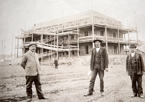 Před svou továrnou