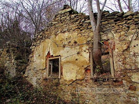 Rozvaliny stavení čp. 7 v Míšňanech na snímku z roku 2014