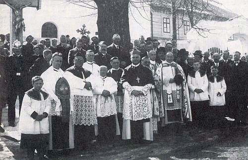 Na snímku z roku 1932 nalevo od vyšebrodského opata Tezelina Jaksche
před misijním křížem v Malšíně