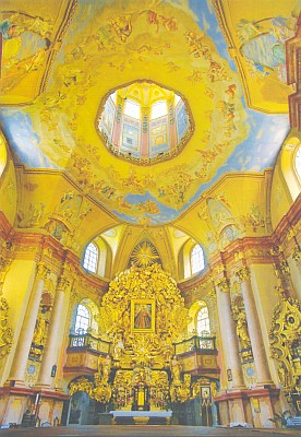 Čelní fasáda a hlavní oltář poutního kostela v Dobré Vodě u Nových Hradů, kde začínal jako kaplan
