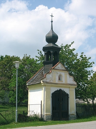 Kaplička v Kamenné, opravená roku 1995