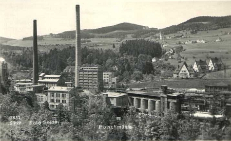 Domy zvané "Shimmy-Häuser" postavila firma Spiro pro své zaměstnance v letech 1930-1935, jsou na Seidelově pohlednici vidět vpravo