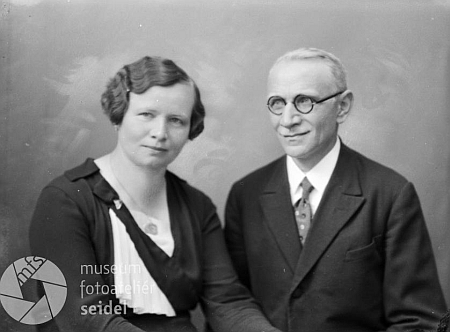 Na snímku z května 1935 je zachycen pravděpodobně s manželkou Marií