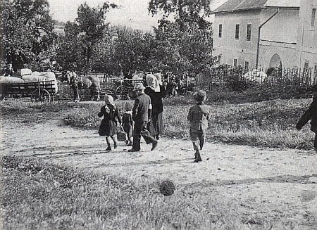 Snímek z roku 1946 zachycuje vyhnání rodiny z dětochovského gruntu