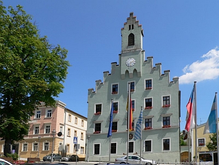 Před radnicí v Grafenau vidíme i českou vlajku