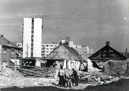 Snímek ze šedesátých let 20. století zachytil zánik starého Lineckého předměstí v Českých Budějovicích, rodný dům stával nedaleko odsud