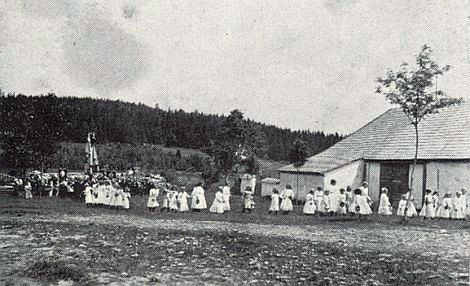 Vzácný snímek procesí o Božím Těle roku 1935 nebo 1936 v Ondřejově:
budova vpravo je zdejší fara odzadu