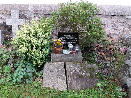 Na hrobě Petra Ziegrossera na tamním hřbitově je připomenuta i jeho zásluha o obnovení kostela