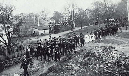 Slavnostní přijetí nového faráře v Malšíně na snímku z dubna 1927
