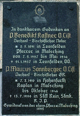 Pamětní deska na kněžském hrobě v Malšíně, vysvěcená 23. července 1995