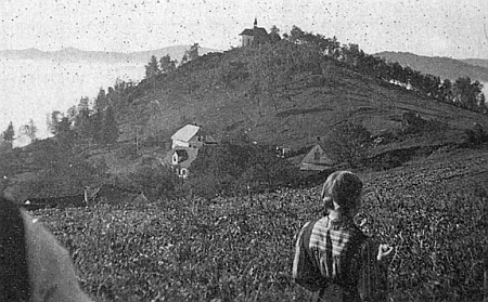 Takto hleděl (my vidíme jen jeho rameno) na snímku z roku 1936 ze své
farní zahrady v Malšíně k poutnímu kostelíku na Turmbergu