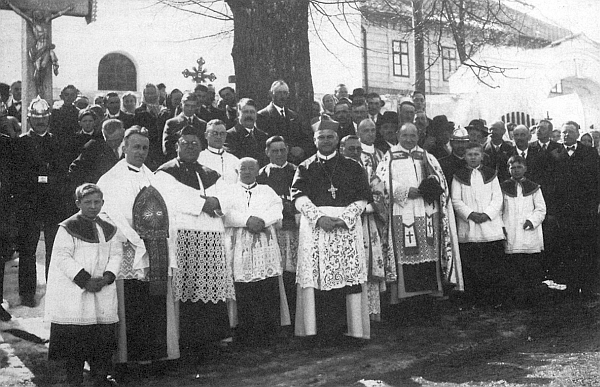 V letech 1931 a 1932 byl kostel v Malšíně rozšířen o přístavbu, při jejímž vysvěcení se u misijního kříže sešli Benedikt Kastner (vepředu třetí zleva), Dominik Kaindl a vyšebrodský opat Tecelin Jaksch (ten stojí s křížem na hrudi hned napravo od Kaindla)