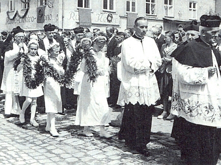 O primici Franze Irsiglera v Beilngries 15. července roku 1951 ho vidíme kráčet vedle novokněze
