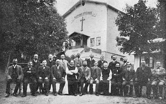 Jako dvaatřicetiletého kaplana v Hořicích ho vidíme v řádovém úboru na snímku z roku 1923, zachycujícím výbor pašijových her
    - pátý zprava v prvé řadě sedí opět P. Paulus Heinrich