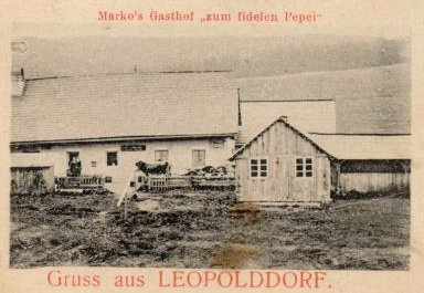 Na výřezu ze staré pohlednice vidíme leopoldovský hostinec Josefa Marko "U veselého Pepy", kde došlo k zadržení lupiče Kopeckého