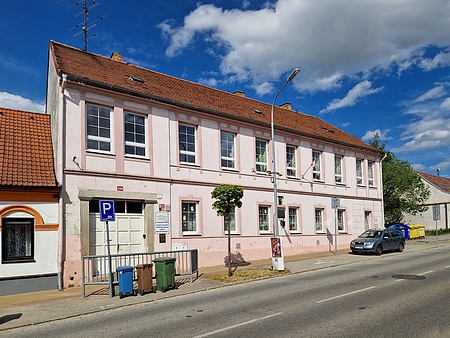 V této budově sídlila trhovosvinecká česká měšťanka, v jejím zadním traktu se narodil roku 1872 Emil Hácha