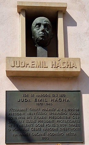 V této budově sídlila trhovosvinecká česká měšťanka, v jejím zadním traktu se narodil roku 1872 Emil Hácha