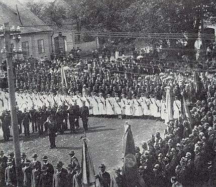 Nástup spolků k nýrské slavnosti v roce 1912 (viz i Heinrich Tschida)