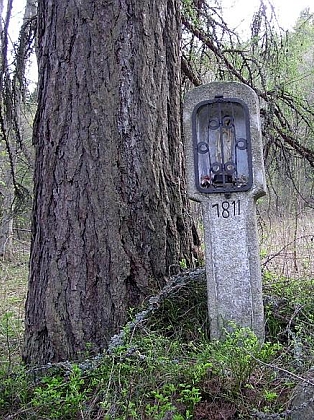 Ruiny domu čp. 26, kde se narodil otec Karl, a boží muka u rodného domu čp. 29