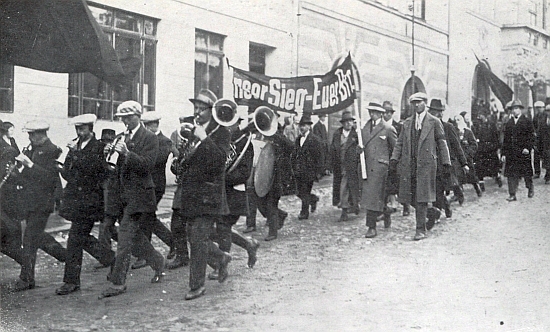 Raimund Kelnberger starší na dvou snímcích z manifestace německé sociální demokracie v ČSR, konané ve Vimperku roku 1937
 - pod transparentem s heslem Naše vítězství-Váš chléb je to ten muž v černém, s černým kloboukem a motýlkem