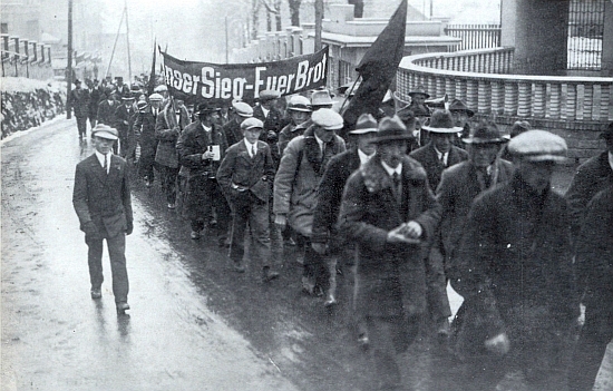 Raimund Kelnberger starší na dvou snímcích z manifestace německé sociální demokracie v ČSR, konané ve Vimperku roku 1937
 - pod transparentem s heslem Naše vítězství-Váš chléb je to ten muž v černém, s černým kloboukem a motýlkem