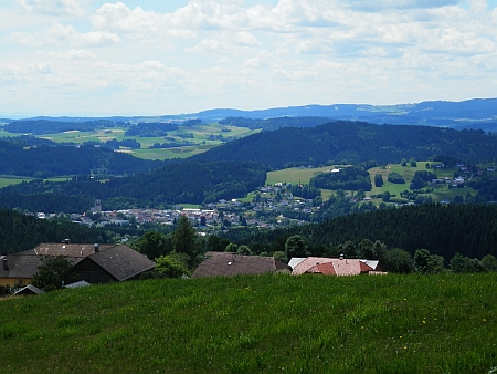 Pohled přes osadu Hörleinsödt na Haslach