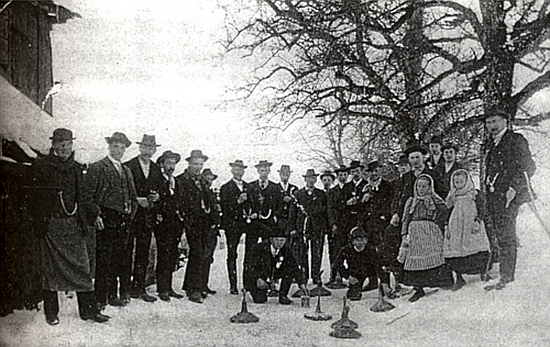 Metaná v Rožnově roku 1910: prvý zleva tu stojí jeden ze Stifterových synovců Rudolf Hehenberger