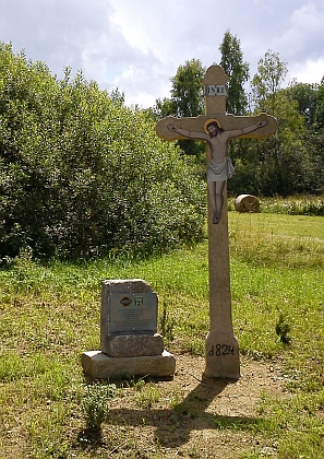 Kříž u cesty z Pasečné do Rožnova byl nalezen poničený v příkopu