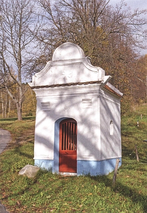 Návesní kaple osady Borovští Uhlíři na snímku z roku 2019 a stav nástěnné malby nad oltářní menzou v roce 1998