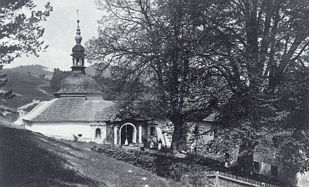 Snímek poutní kaple ve Studenci před požárem v roce 1898 na snímku Josefa Seidela