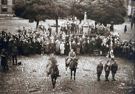 Takto vládl hákový kříž prachatickému náměstí na podzim roku 1938