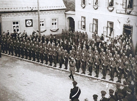 Takto vládl hákový kříž prachatickému náměstí na podzim roku 1938