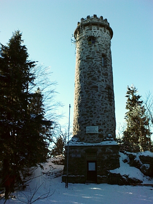 Rozhledna na hoře Sternstein blízko Bad Leonfeldenu a nápis na ní