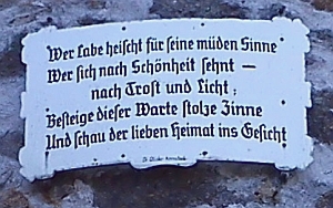 Rozhledna na hoře Sternstein blízko Bad Leonfeldenu a nápis na ní