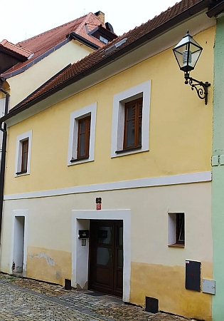 Rodný dům s dnešním č. 52 ve Věžní ulici v Prachaticích