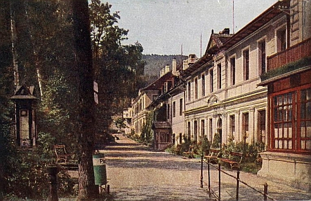 Lázeňský dům, který nechal vybudovat, na pohlednici Josefa Seidela